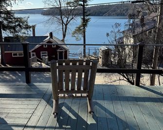 Charming 3-bedroom + loft log cabin at Lake Bomoseen in Castleton, VT. Sleeps 12 - Fair Haven - Balcón
