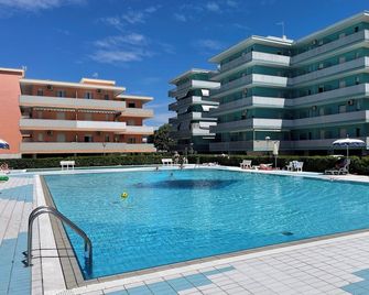 Flat in a resort with sports courts - Bibione - Pool