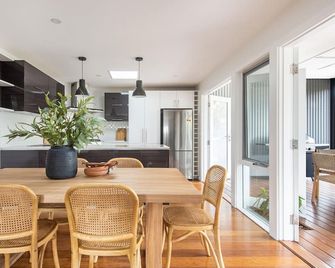 Elizabeth Lodge with Spa Walk to beach - Capel Sound - Comedor
