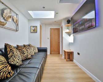 Luxury Cosy Central Detached Cardiff Bungalow with Free Parking - Cardiff - Living room