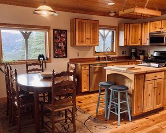 Impressive Mountain Views. Craftsman Home. Less than 10 miles to bus depot - Denali Park - Cocina