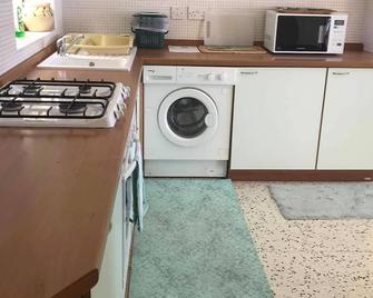 Seaside Apartment Birzebugga - 2 bedrooms, fully air conditioned - Birżebbuġa - Kitchen
