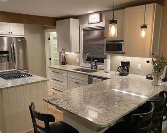 Newly Renovated Cottage on crooked lake. sleeps up to 6 with no service fees! - Petoskey - Kitchen