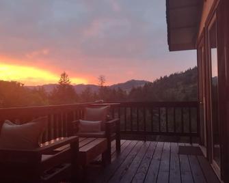 Delightful off grid studio with beautiful mountain views - Redway - Balcón