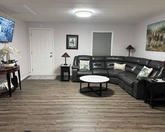 Charming 3-bedroom house with WiFi and AC in lovely Loretto - Loretto - Living room