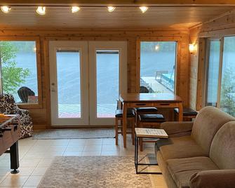 Escape To The Lake With All The Comforts Of Home! - Gwinn - Living room