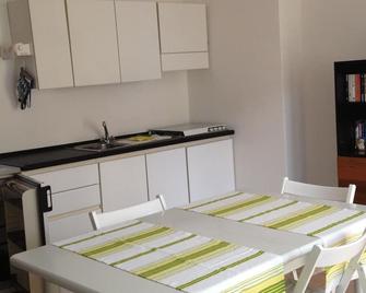 Pretty mansard in the villa. Terrace overlooking Urbino 1 km from the center - Urbino - Dining room