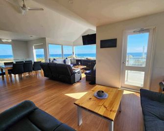 Blencathra Coastal Spa Getaway - 킹섬 - 거실