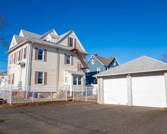 One Bed Retreat in Long Branch - Long Branch - Building