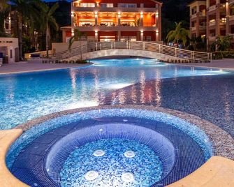 New: Only True Oceanfront @ Infinity Bay Resort + Private Terrace & 24hr Service - West Bay - Piscine