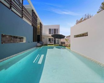 Canalhouse Caloundra: Pontoon, Pool & Pizza Nights - 펠리칸 워터스 - 수영장
