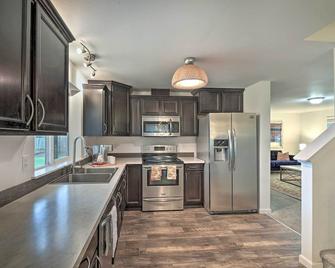 Enumclaw Home - 60 Mi to Mount Rainier! - Enumclaw - Kitchen
