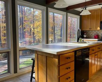 Two Kings, Hiking, Wineries & Hanging Rock State Park - Stuart - Cocina