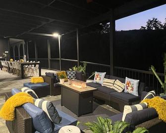 Mountain Vista Luxury Retreat! - Pound Ridge - Innenhof