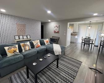 Hidden Gem! Spacious, Private, And Conve - Puyallup - Living room