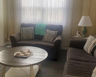 Cozy Home With A Beautiful View - Norris Point - Living room