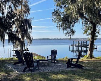 Newly built, charming cozy and quiet river home - Palatka - Patio