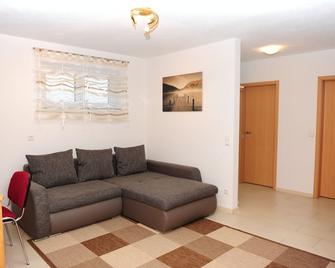 Family-friendly apartment. Right in Tettnang. With terrace. Own parking lot. - Tettnang - Wohnzimmer