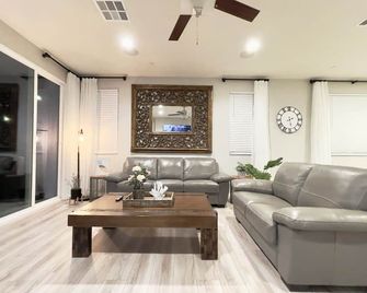 Former Model Home, 3 Car Garage, Gym, Sleep 14 - Lancaster - Obývací pokoj