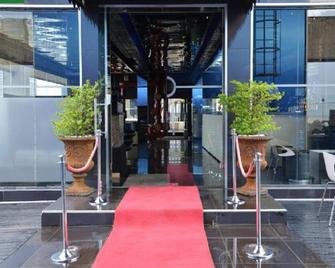 Reef Hostel in JHB provides adults only accommodations, a garden and a terrace. - Johannesburg