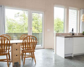 White Haus - Cozy rainforest retreat 5 minutes walk to Big Beach and trails. - Ucluelet - Essbereich