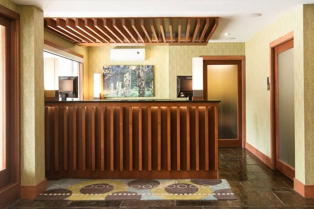 Inn on the Harbour - Prince Rupert - Front desk
