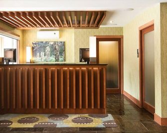 Inn on the Harbour - Prince Rupert - Front desk