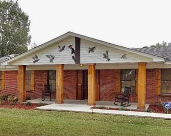 20 Bed Ranch-Style Lodge on Private Land - Brinkley - Building