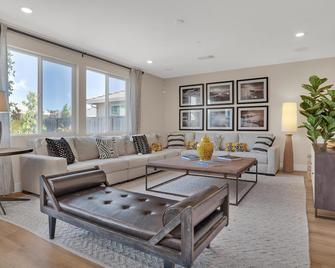 Spacious & modern 5-bedroom home in peaceful Lathrop - Lathrop - Wohnzimmer