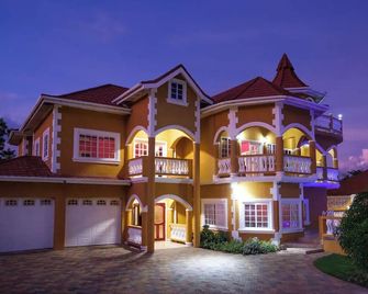 2 Villas in Jamaica-22 guests-Fully staffed - Port Maria - Building