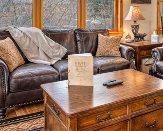 Riverfront Cabin|Fireplace|Fire pit | White Mountains| Hiking - Twin Mountain - Living room