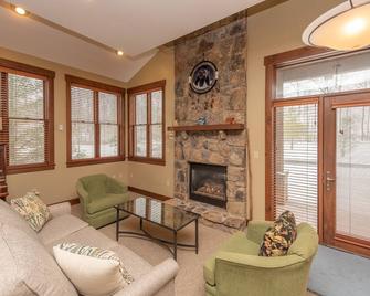 Lucky Number 8: Lake Area, Fireplace, A/C, Community Amenities! - McHenry - Living room