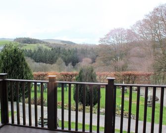 Luxury Swallow Cottage with a Mountain View at Dee Valley Cottages - Llangollen - Balkon