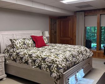 Beautiful Mountain View with Large Saltwater Pool - Landrum - Bedroom