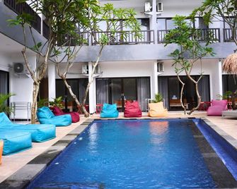 Summer of Surf Hostel Ungasan Uluwatu - Denpasar - Piscine