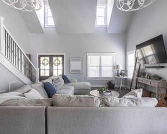 Spacious 4-bdrm on 6 acres near the Tennessee River - Linden - Living room