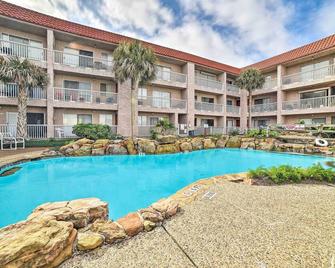 Coastal Condo with Dock Access, 2 Miles to Beach! - Corpus Christi - Pool