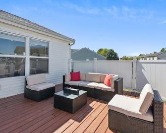 Tranquil Pet Friendly Retreat 3 Bedroom Residence by Estephanie Valdez - Reynoldsburg - Balkón