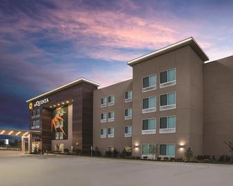 La Quinta Inn & Suites by Wyndham Lewisville - Lewisville - Budova