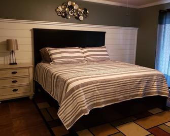 3 Bed/2 Bath Executive Ground Level Waterfront Condo w/ slip - Clearwater Condos - 캠던턴 - 침실