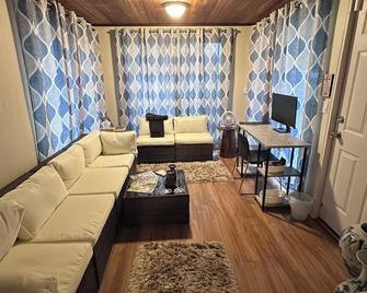 Spacious 4-bedroom house in lovely Flint with fitness room, WiFi - Flint - Living room