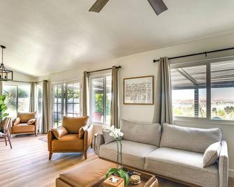 Water-View Home w/ Hot Tub in Lake Elsinore! - Lake Elsinore - Sala de estar