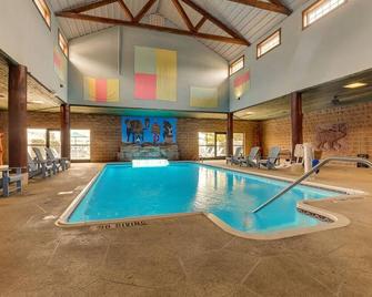 Riverside Lodge-like Stays, Deluxe King, Stoney Creek Quincy, Parking - Quincy - Pool