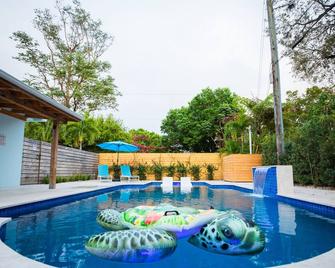 Las Tortugas Modern Beach Oasis. Heated pool, Saltwater Filter Tiki Hut. - Fort Lauderdale