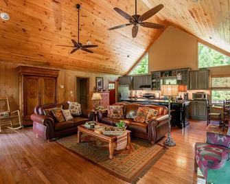 Mountain Home with Privacy near Pisgah National Forest. - Pisgah Forest - Sala de estar