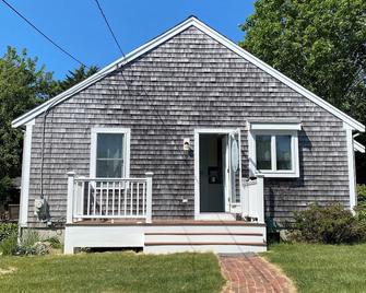 Beautiful 2 Bedroom Cottage Just Short Stroll To Town Neck Beach - Sandwich - Building