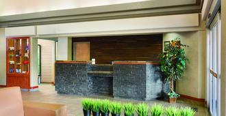 Days Inn by Wyndham Red Deer - Red Deer - Front desk