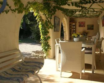 Beautiful Villa with Swimming Pool in Piolenc - Piolenc - Patio