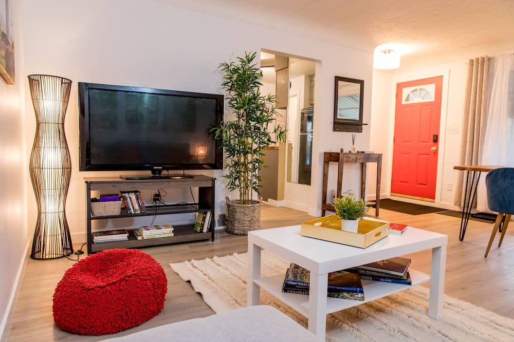 Modern/Retro Cozy Home in the Minnow Lake area - Sudbury - Living room