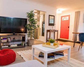 Modern/Retro Cozy Home in the Minnow Lake area - Sudbury - Living room